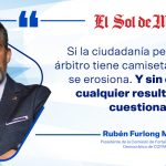 El árbitro está en juego.